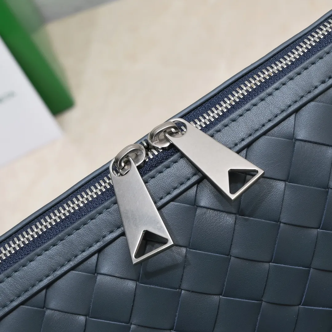 Batch 2120 BV new men's briefcase💼Different sizes and different styles of briefcases are suitable for any man. They can be matched with casual or formal wear🉑️A must-have choice for the workplace💼 ⚠️Original leather, original leather, using exquisite craftsmanship to weave different sizes on the leather🪡🪡 It shows a full sense of high-end, simple and unique design, it will definitely make you grand and fashionable in the workplace Style number: 39*30.5*11, model number: 8814